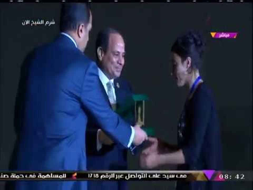 بالفيديو| الرئيس السيسي يكرم الفتاة الحديدية "لمياء حجي بشار" التي قهرت داعش