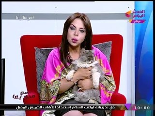 بالفيديو| إعلامية مصرية تصطحب قطتها باستوديو برنامجها وتنهار بكاءا بسبب المرض النادر!