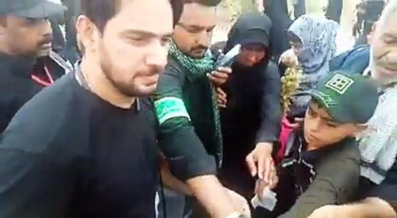 صدقہ میرے خسین (ع) کا بٹتا تھا چار شو (میں پیدل چلا کربلا) نجف سے کربلا پیدل کروڑوں عزاداران امام حسین (ع) #FarhanAliaris #9TraveTours #Arbaeen2018 #Arbaeen1440HU #Karbala #Karbalawalk#Mishi Share to All
