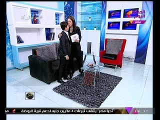 بالفيديو| إعلامية مصرية تُقبل ضيفها عالهواء...!