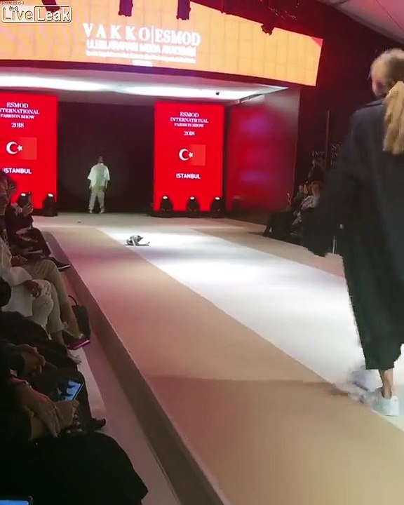 Ce chat défile à côté des mannequins dans cette fashion week Turque !