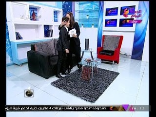 فيديو... الإعلامية "منال أغا" تُقبل ضيفها عالهواء بعد غنائه أغنية "سلم عالشهداء"