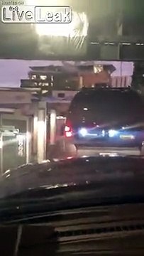 Il défonce la barrière du parking en voiture.. et la replace ensuite !