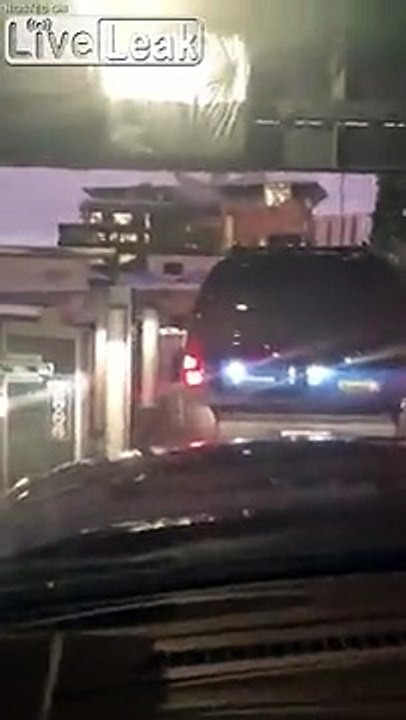 Il défonce la barrière du parking en voiture.. et la replace ensuite !