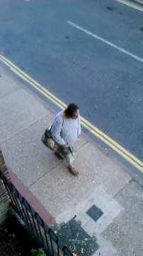 Cette folle crie dans la rue en marchant !