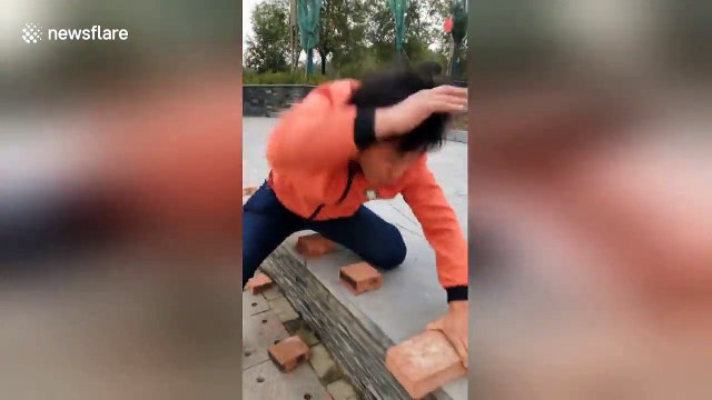 50 briques détruites à la main en 40 secondes, ce maître Kung Fu est spectaculaire !
