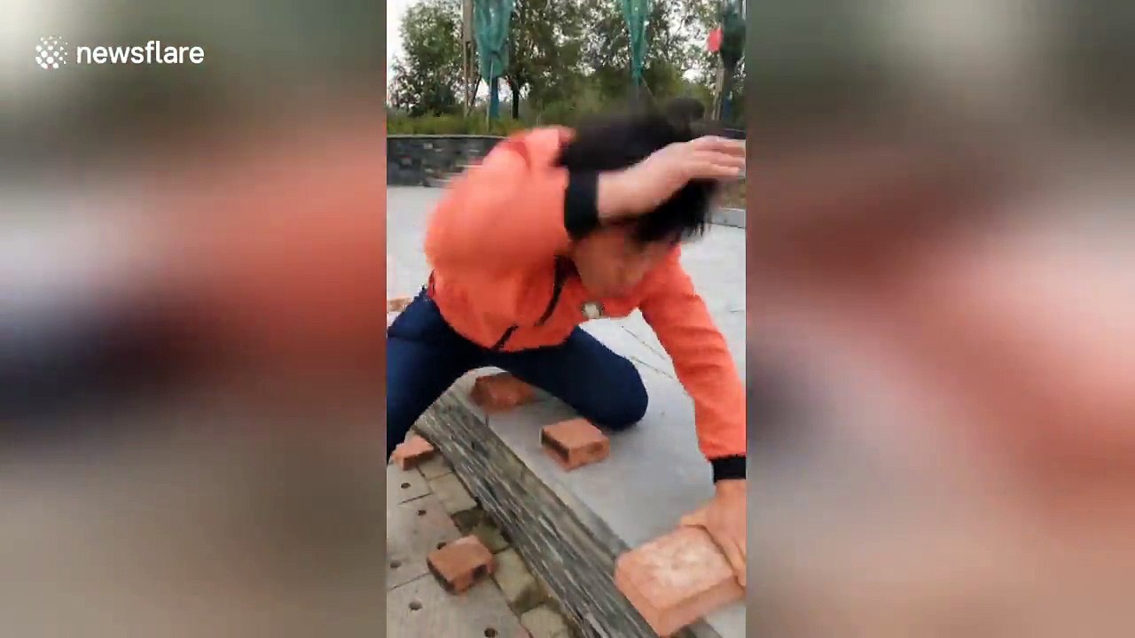 50 briques détruites à la main en 40 secondes, ce maître Kung Fu est spectaculaire !