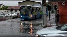 Chuva alaga a avenida Luciano das Neves no Centro de Vila Velha