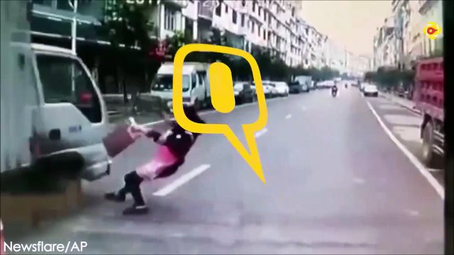 La chanceuse de la journée, presque écrasée par un camion... Bon karma