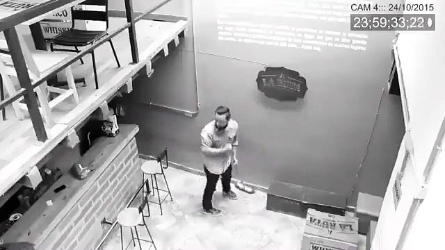 En panique quand il aperçoit des objets qui bougent dans son restaurant