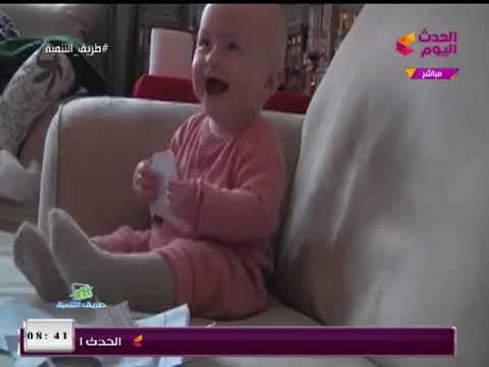 طفل يدخل في نوبة ضحك هستيري بسبب أصوات تمزيق الأوراق
