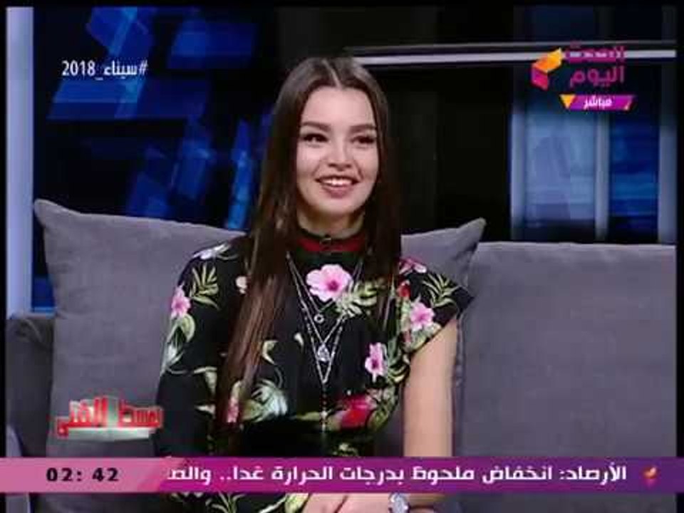 الفنانة الاستعراضية "جوهرة" تستعرض رشاقتها عالهواء ومقدم #الوسط_الفني يغازلها: شكلك مزة وبيبي