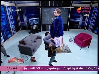 صاحب قدرات خارقة يقوم بحمل مقدم #الوسط_الفني بأسنانه عالهواء مباشرة!!!