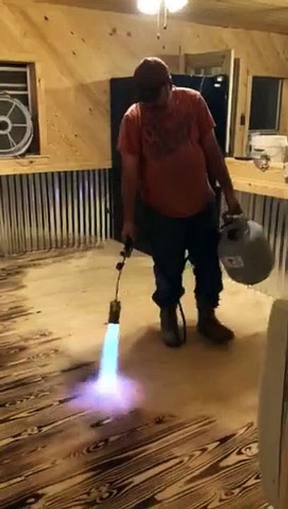 Truque para alterar o visual do chão de madeira de forma rápida. Apenas precisa de um maçarico!