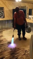 Truque para alterar o visual do chão de madeira de forma rápida. Apenas precisa de um maçarico!