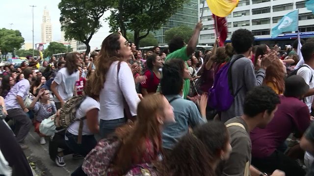 Protestas en Brasil por retiro de pancartas “antifascistas”