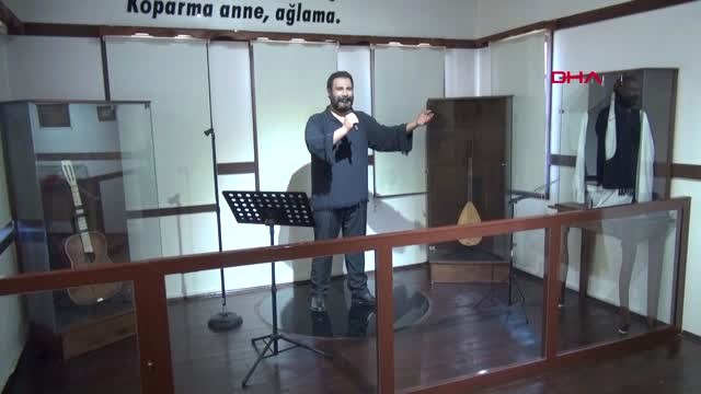 Ahmet Kaya'nın Doğum Gününde Balmumu Heykeline Ziyaretçi Akını