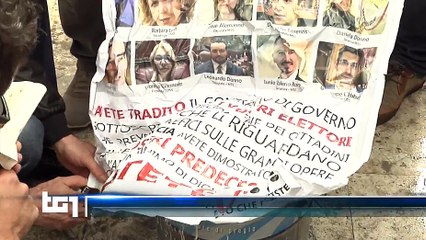 Gasdotto, in puglia NO TAP bruciano bandiere del M5S "traditori, dimettetevi"