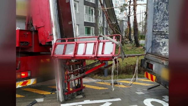 강풍에 아파트 이사 도중 사다리차 쓰러져 / YTN