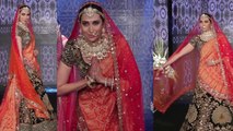 Karisma Kapoor walks the ramp at Wedding Junction show; Watch Video | FilmiBeat