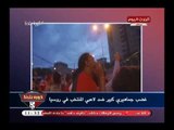 شاهد| هجوم الجماهير المصرية علي لاعبي المنتخب في روسيا وضربهم بزجاجات المياه