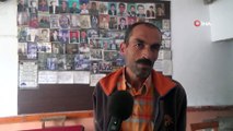 Ölen köylülerin fotoğraflarını kahvehanede sergiliyor