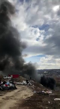 Digjen mbeturinat në ‘Arbëri’, nga mbrëmë tymi i zi mbulon lagjen