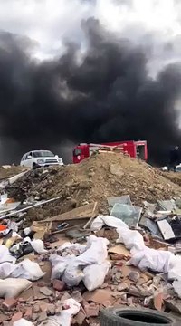 Digjen mbeturinat në ‘Arbëri’, nga mbrëmë tymi i zi mbulon lagjen