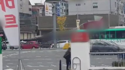 공사 가림막 무너져 길 가던 가족 4명 부상 / YTN