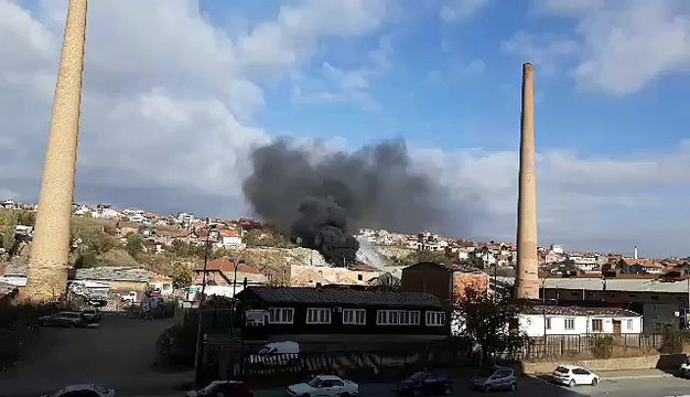 Digjen mbeturinat në ‘Arbëri’, nga mbrëmë tymi i zi mbulon lagjen