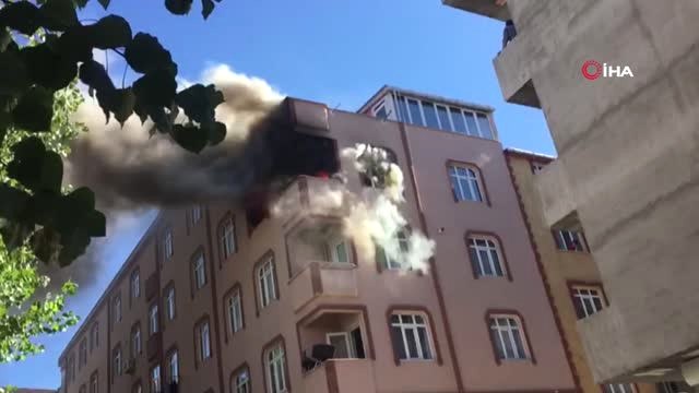 Sultangazi İsmetpaşa Mahallesi'nde 3 Katlı Binanın Çatı Katında Yangın Çıktı.