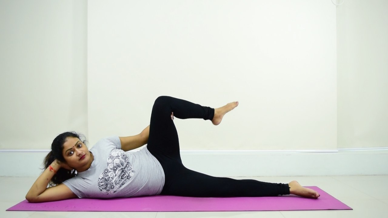 Yoga: घुटने और जाँघों  के जोड़ो को मजबूत करता है यह आसन | Krishna asana | Boldsky