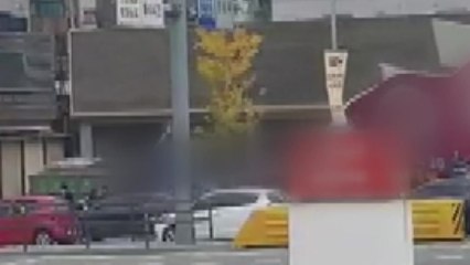 세찬 바람에 폭삭...인도 덮친 가림막에 일가족 4명 깔려 / YTN