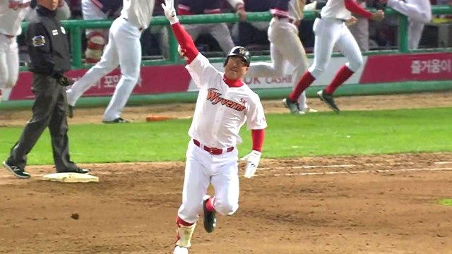 '가을 사나이' 박정권 끝내기 홈런...SK 기선 제압 / YTN