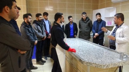 Üniversite Öğrencilerine Morgdaki Musalla Taşında Kefenleme ve Cenaze Yıkama Dersi Verildi