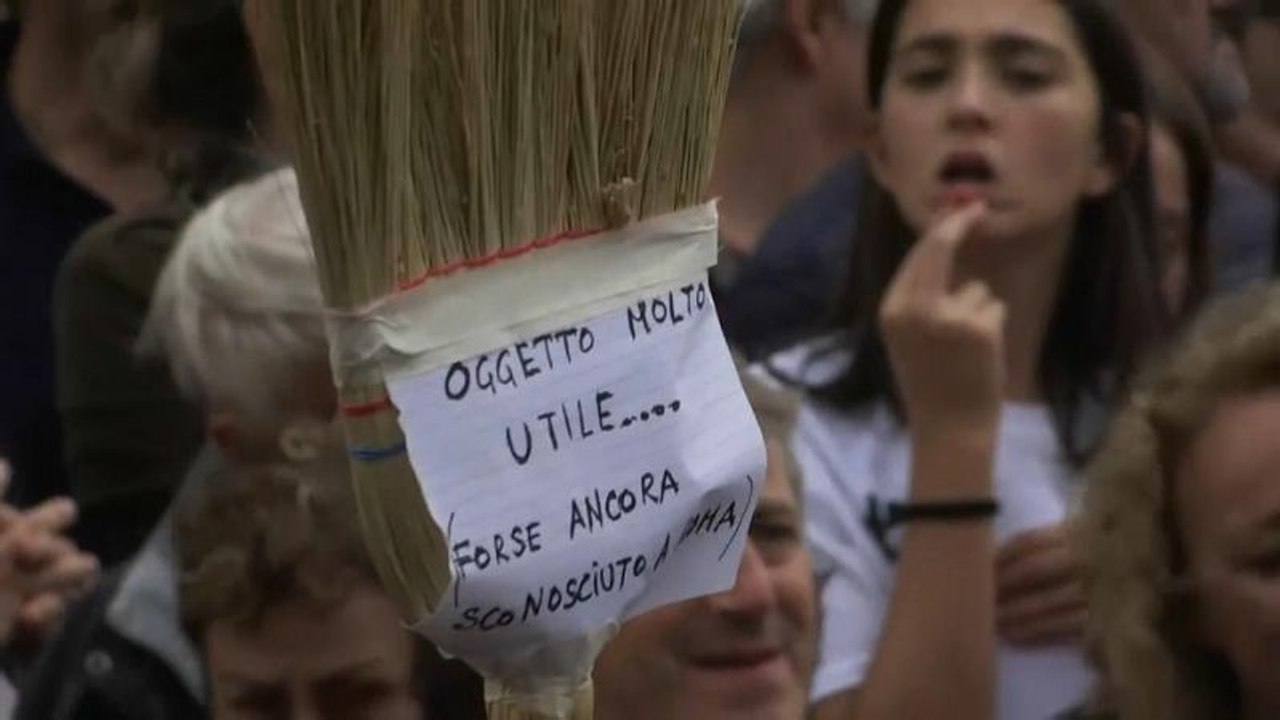 Proteste: Römer haben vom Müll die Nase voll