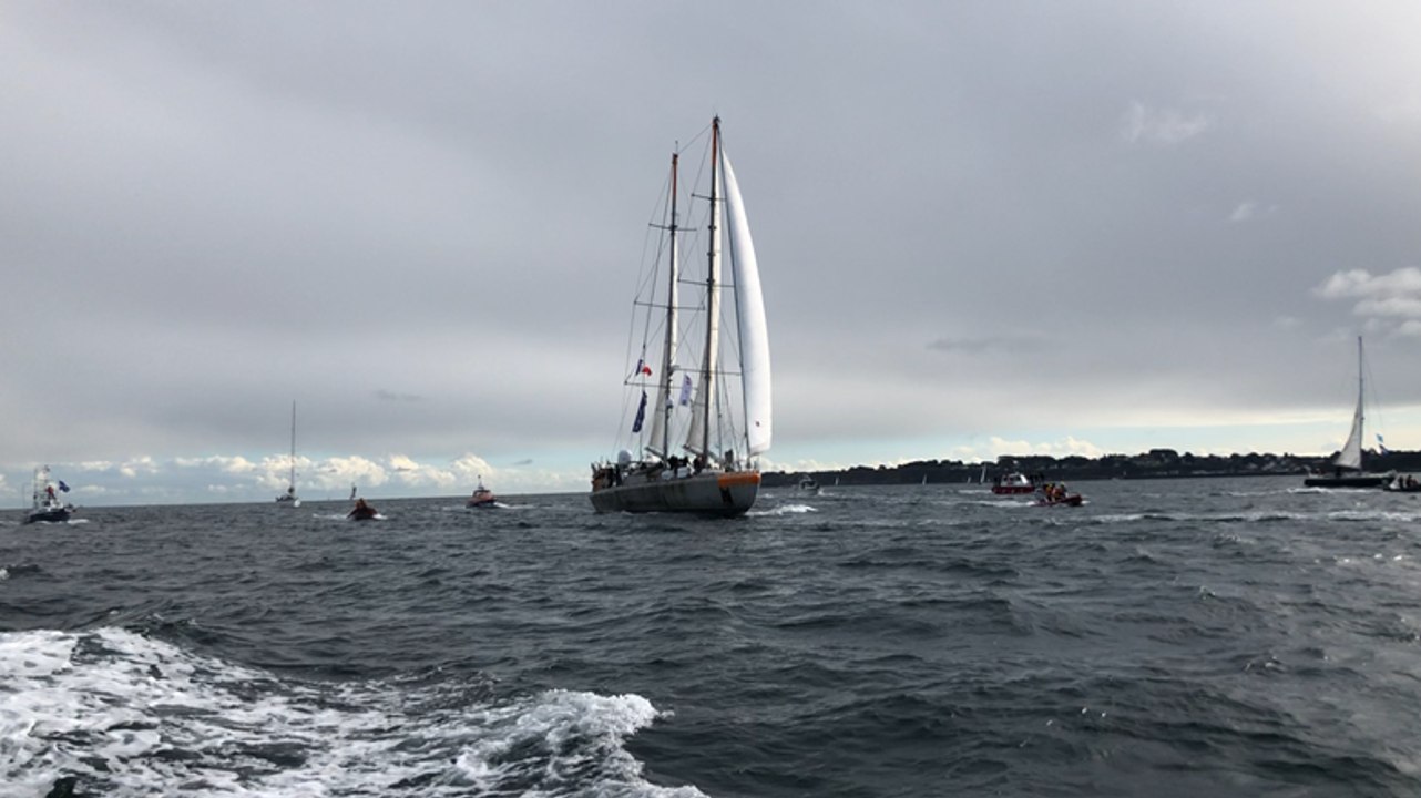Tara dans la rade de Lorient