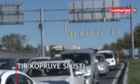 Bakırköy’de asfalt silindiri taşıyan tır köprüye sıkıştı