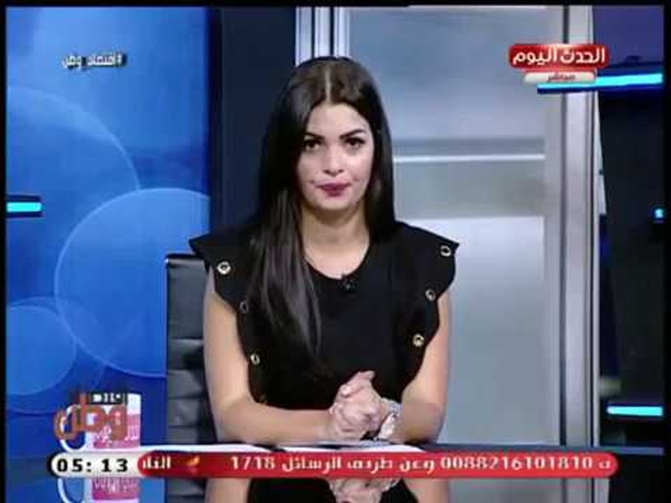 مذيعة الحدث تداعب زميلها وتبدأ برنامجها بتقليده بطريقة مضحكة