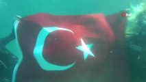 Denizaltında Otizme Dikkat Çekip, Cumhuriyet Bayramı İçin Türk Bayrağını Dalgalandırdılar