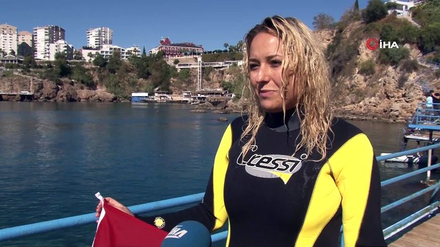 Denizaltında otizme dikkat çekip, Cumhuriyet Bayramı için Türk Bayrağını dalgalandırdılar