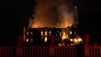 تواصل جهود إطفاء الحريق بالقصر الإمبراطوري بالبرازيل