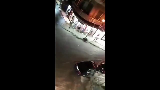 شاهد قوة السيول التي جرفت حافلة مدرسية في الأردن