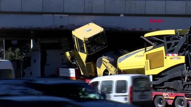 Bakırköy'de Tır Köprü Altına Sıkıştı, Trafik Yoğunluğu Oluştu