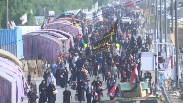 العراقيون الشيعة يسيرون نحو كربلاء لتأدية مراسم أربعينية الحسين