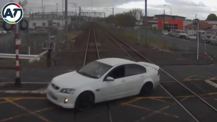 Un automobiliste grille le feu rouge d'un passage à niveau.