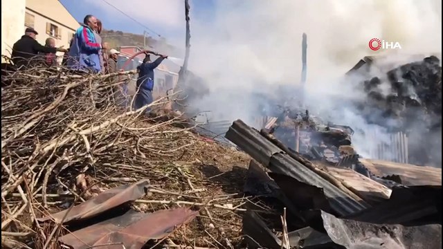 Gümüşhane’de soba bacasından çıkan yangında 2 ev ve 2 samanlık kullanılamaz hale geldi