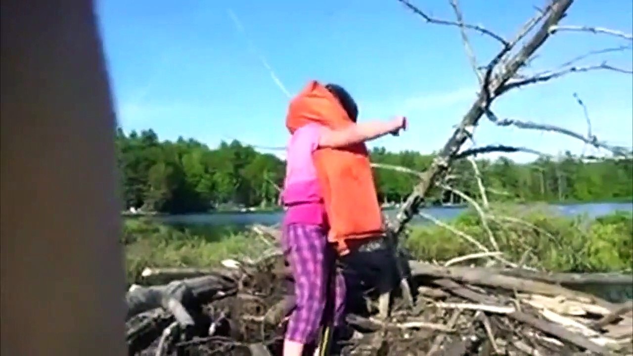 Cette petite fille n'a vraiment pas peur des serpents