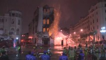 Un incendio consume un centenario edificio del casco histórico de Lima