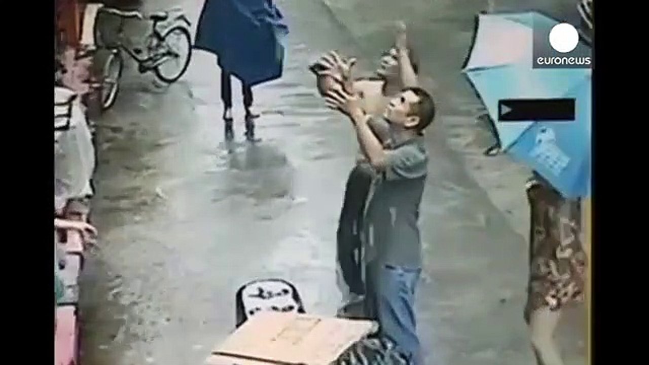 Héros du jour : ils rattrapent un enfant qui tombe du 2eme étage